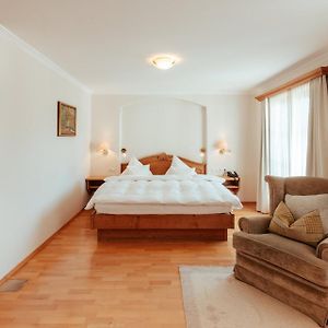 Zimmer mit Kingsize-Bett